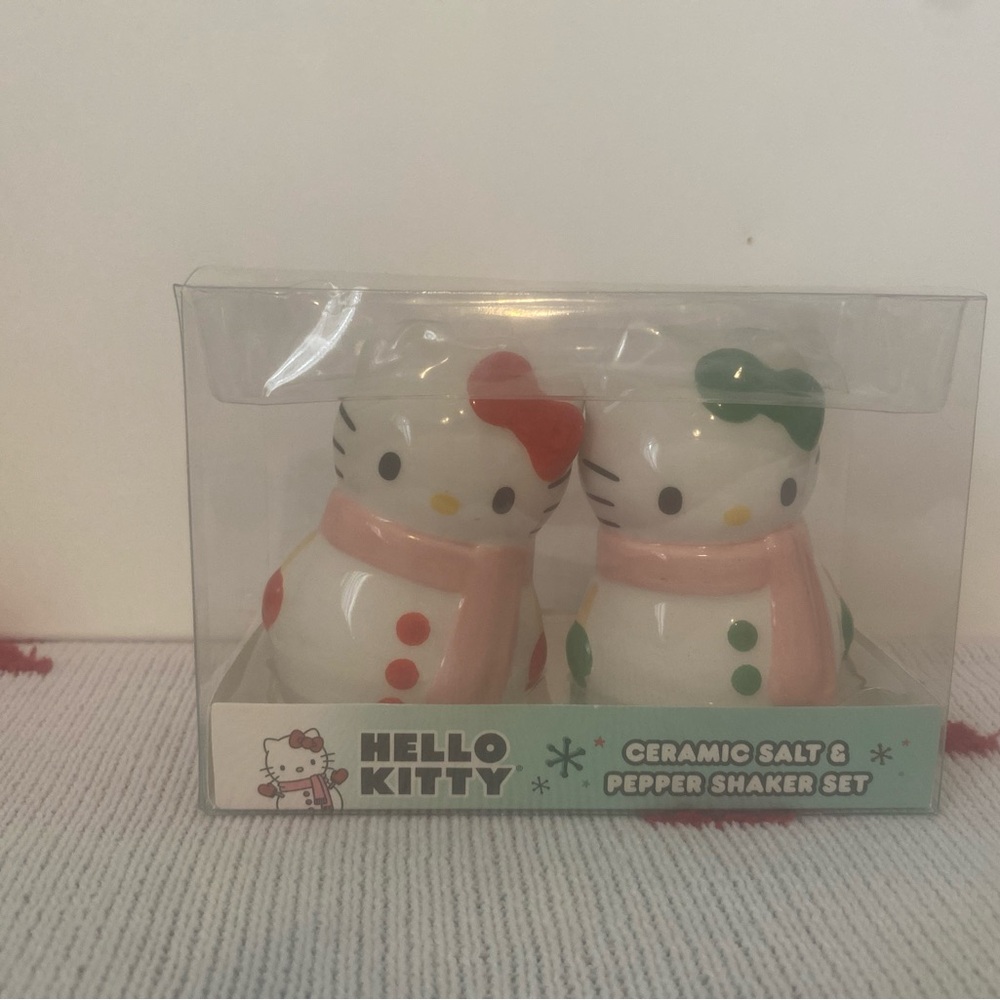 Hello Kitty Christmas Snowman Ceramic Salt & Pepper Holiday Shakers Set